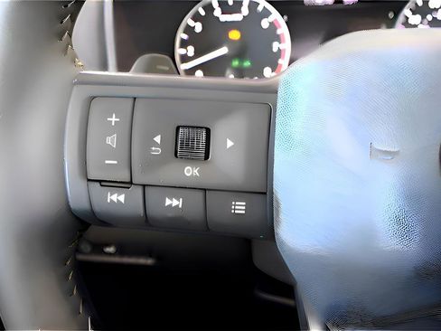 Used 2025 Nissan Rogue SV image 19