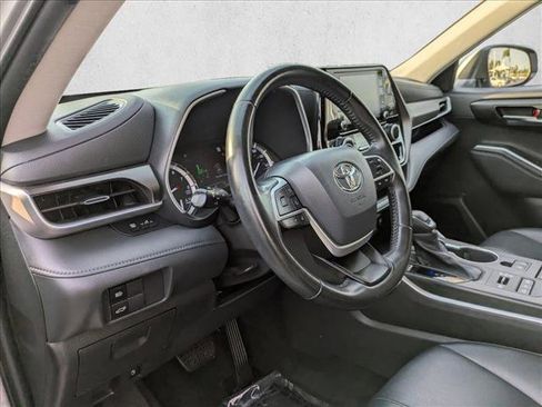 Used 2022 Toyota Highlander XLE AWD/4WD image 10