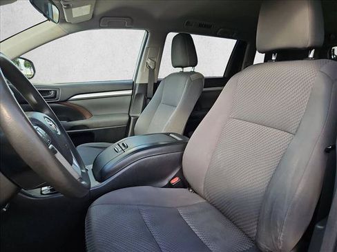 Used 2018 Toyota Highlander LE FWD image 15
