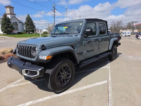 Used 2024 Jeep Gladiator Sport image 8