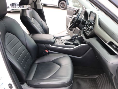 Used 2022 Toyota Highlander XLE AWD/4WD image 28