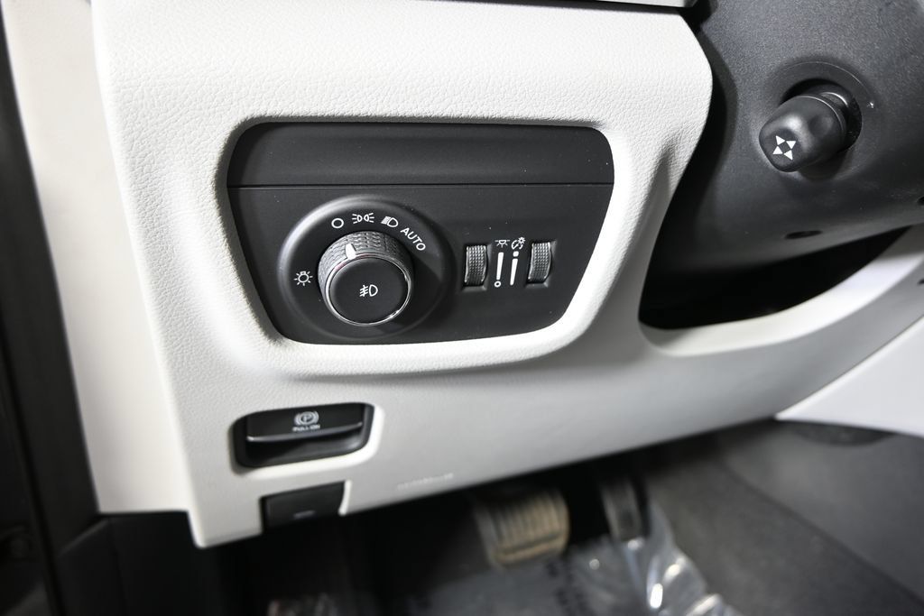Used 2021 Jeep Grand Cherokee L Overland w/ Luxury Tech Group IV AWD/4WD image 24