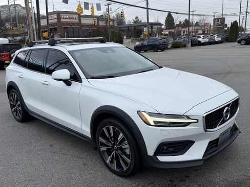 Used 2022 Volvo V60 T5 Cross Country w/ Advanced Package image 3