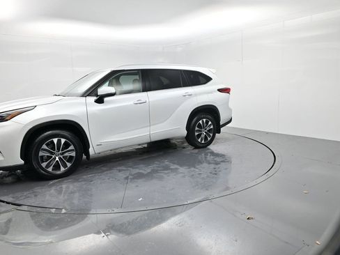 Used 2022 Toyota Highlander XLE image 4