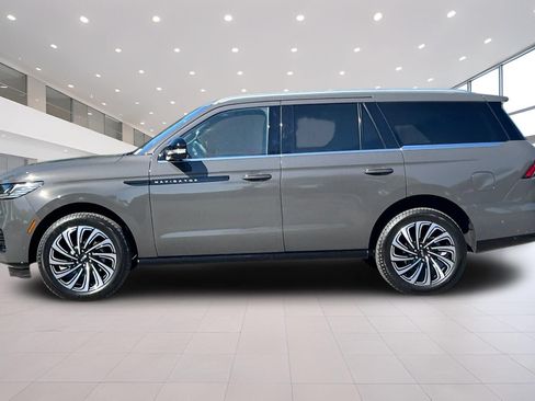 Used 2025 Lincoln Navigator Black Label AWD/4WD image 7