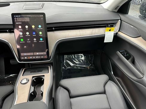 New 2025 Volvo EX90 Plus w/ Protection Package Premier image 19