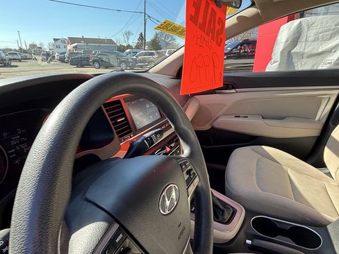 Used 2017 Hyundai Elantra SE FWD image 18
