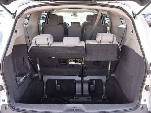 Used 2024 Toyota Sienna LE FWD image 7