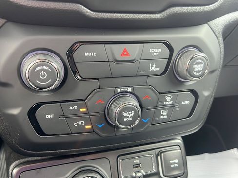 Used 2022 Jeep Renegade Latitude AWD/4WD image 31