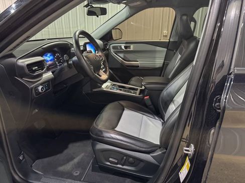 Used 2023 Ford Explorer XLT w/ XLT Sport Appearance Package AWD/4WD image 11