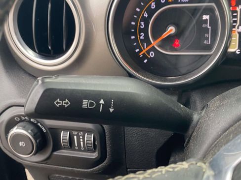 Used 2018 Jeep Wrangler Unlimited Sahara image 28