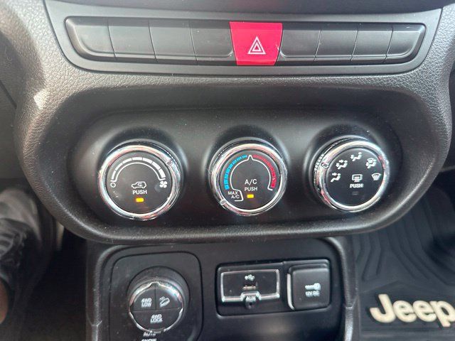 Used 2015 Jeep Renegade Trailhawk AWD/4WD image 18