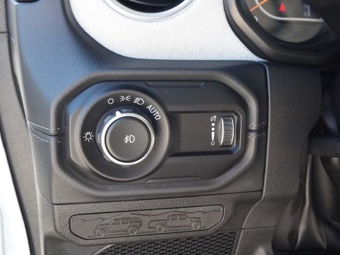 Used 2025 Jeep Wrangler Unlimited Sahara AWD/4WD image 24