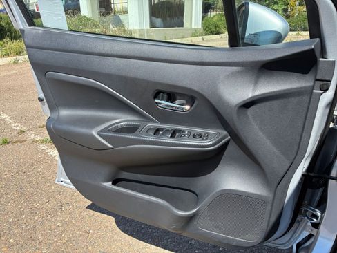 Used 2025 Nissan Versa SV FWD image 18