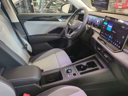 New 2026 Volkswagen Tiguan SE AWD/4WD image 32