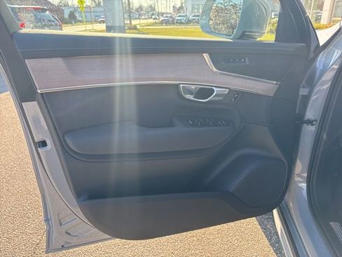 Used 2025 Volvo XC90 B6 Plus image 18