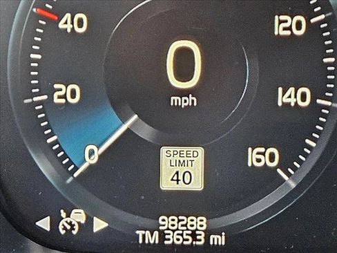 Used 2017 Volvo XC90 T6 Momentum w/ Vision Package image 16