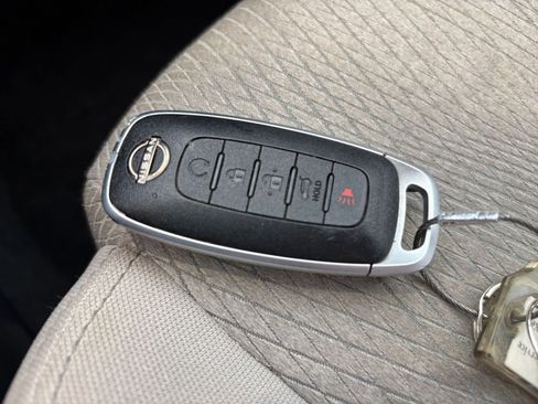 Used 2025 Nissan Rogue SV FWD image 21