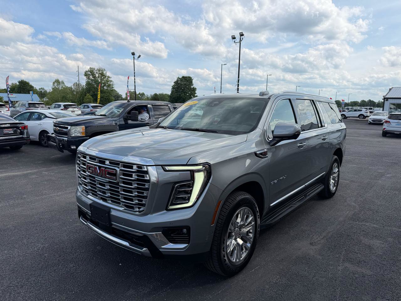 Used 2025 GMC Yukon XL Denali AWD/4WD image 10