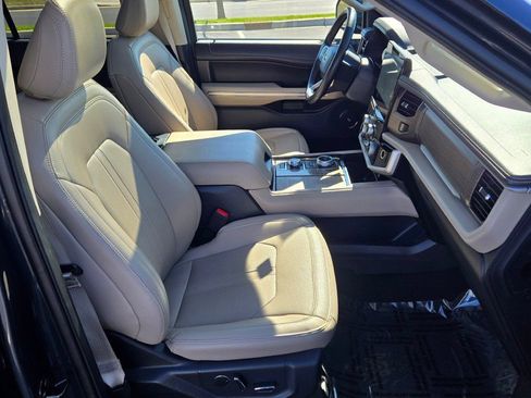 Used 2024 Ford Expedition Limited AWD/4WD image 7