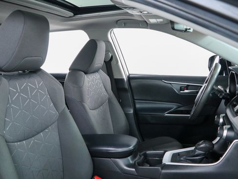 Used 2021 Toyota RAV4 XLE w/ Convenience Package FWD image 27