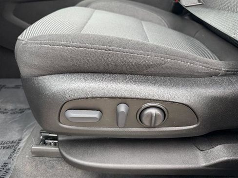 Used 2023 Chevrolet Traverse LT image 30