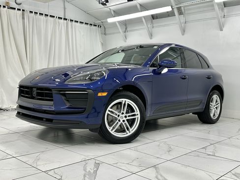 Certified 2025 Porsche Macan image 1