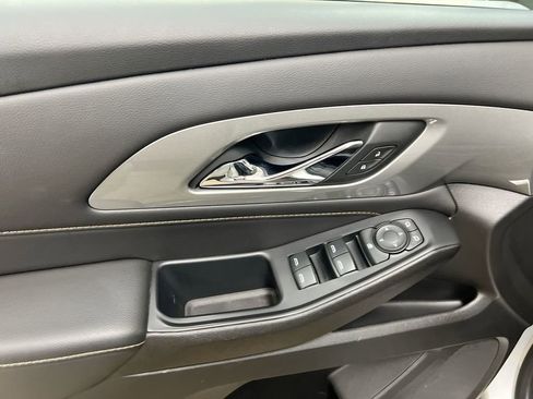 Used 2021 Chevrolet Traverse LT image 20
