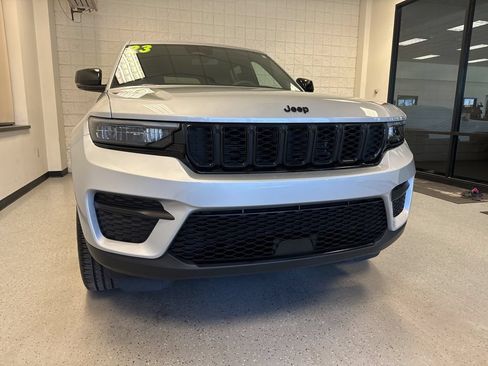 Used 2023 Jeep Grand Cherokee Altitude AWD/4WD image 10