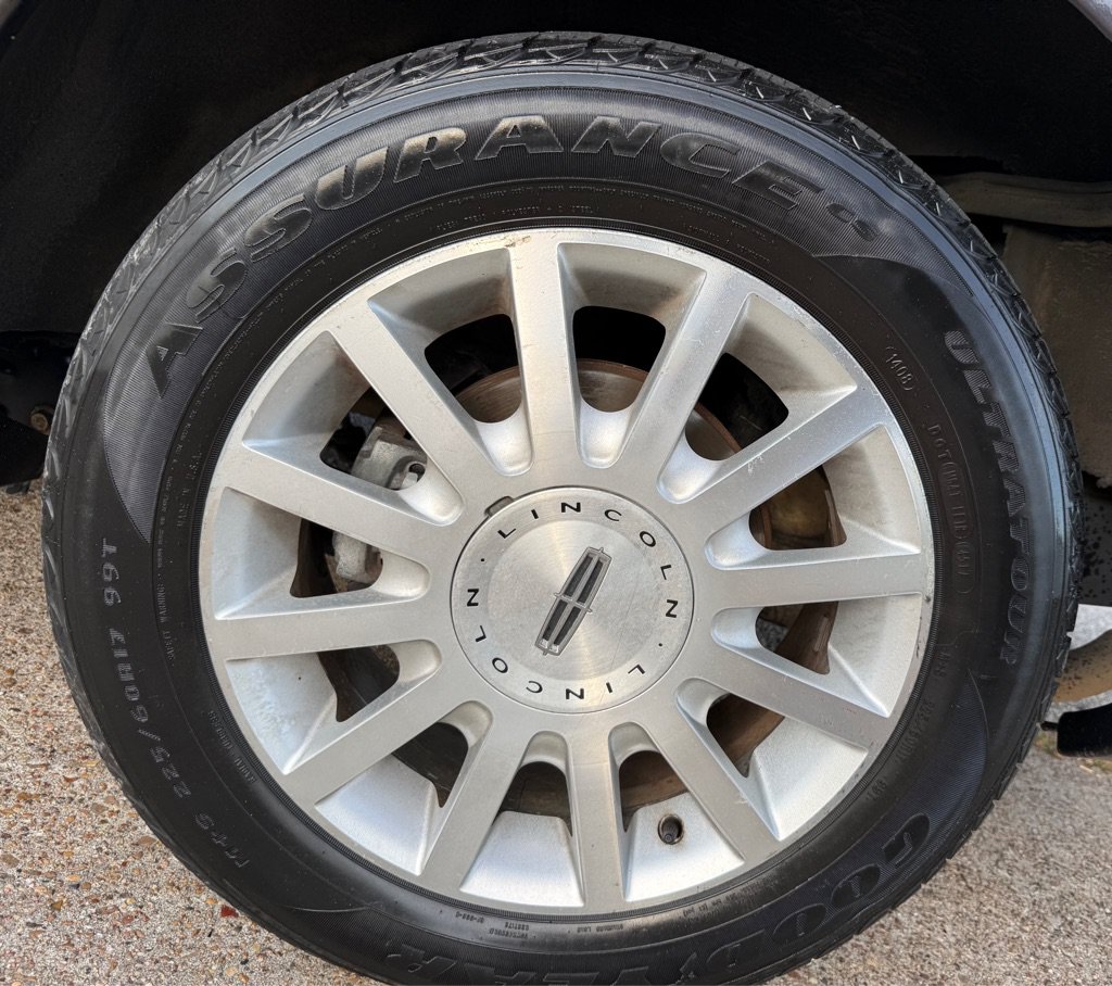 Used 2007 Lincoln Town Car Signature RWD image 22