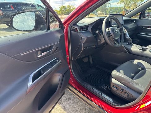 Used 2023 Toyota Venza XLE image 38