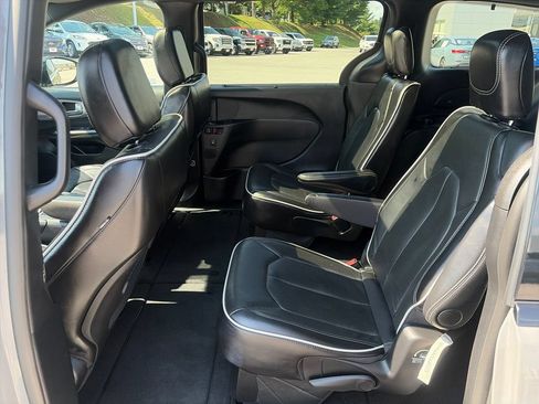 Used 2025 Chrysler Pacifica Limited FWD image 26