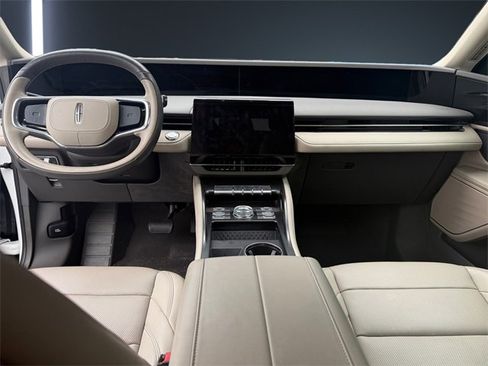 Used 2024 Lincoln Nautilus Premier image 10