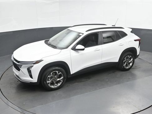 Used 2025 Chevrolet Trax LT FWD image 33