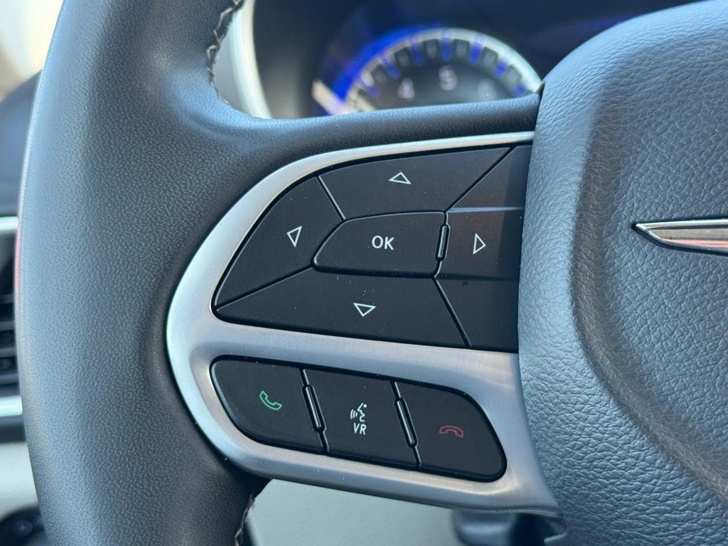 Used 2024 Chrysler Pacifica Touring-L FWD image 20