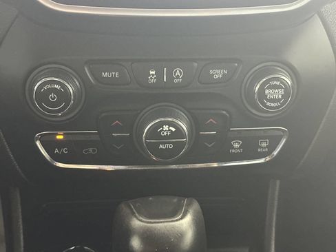 Used 2020 Jeep Cherokee Trailhawk w/ Cold Weather Group AWD/4WD image 23
