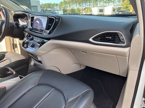 Used 2024 Chrysler Pacifica Touring-L FWD image 31