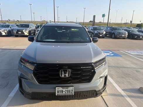 Used 2025 Honda Pilot Black Edition image 3