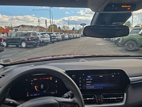 Used 2024 Chevrolet TrailBlazer LT image 2