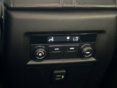 Used 2023 Chevrolet Traverse LT FWD image 15