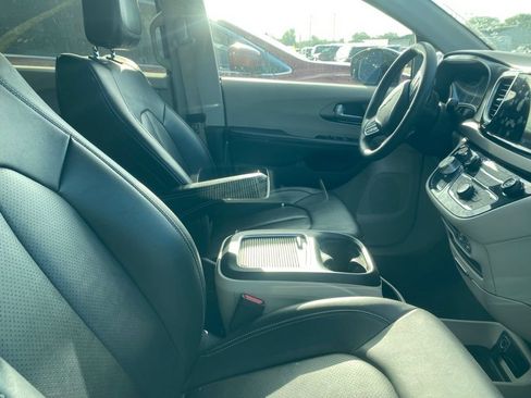 Used 2024 Chrysler Pacifica Touring-L FWD image 7