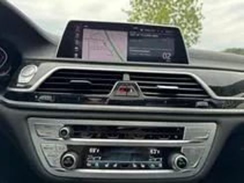 Used 2022 BMW 740i w/ M Sport Package RWD image 13