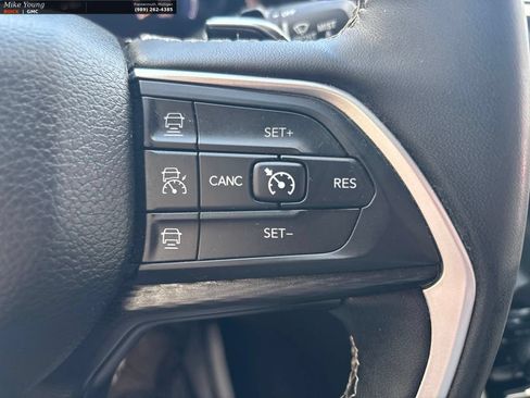 Used 2023 Jeep Grand Cherokee Laredo AWD/4WD image 19