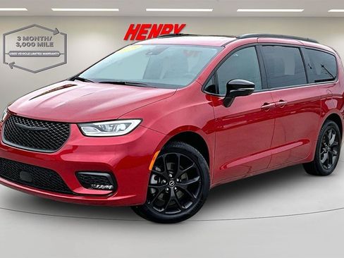 Used 2025 Chrysler Pacifica Limited AWD/4WD image 3