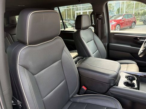 Used 2025 Chevrolet Suburban Premier RWD image 13