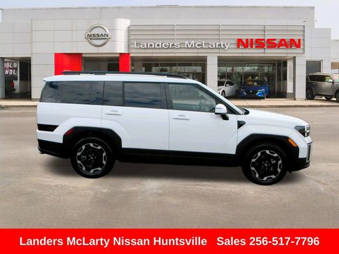 Used 2025 Hyundai Santa Fe SEL FWD image 2