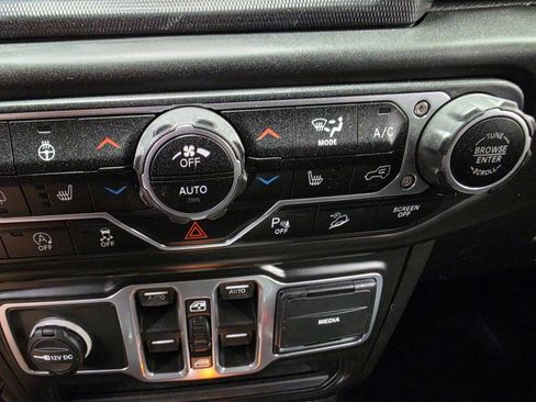 Used 2018 Jeep Wrangler Unlimited Sahara AWD/4WD image 39