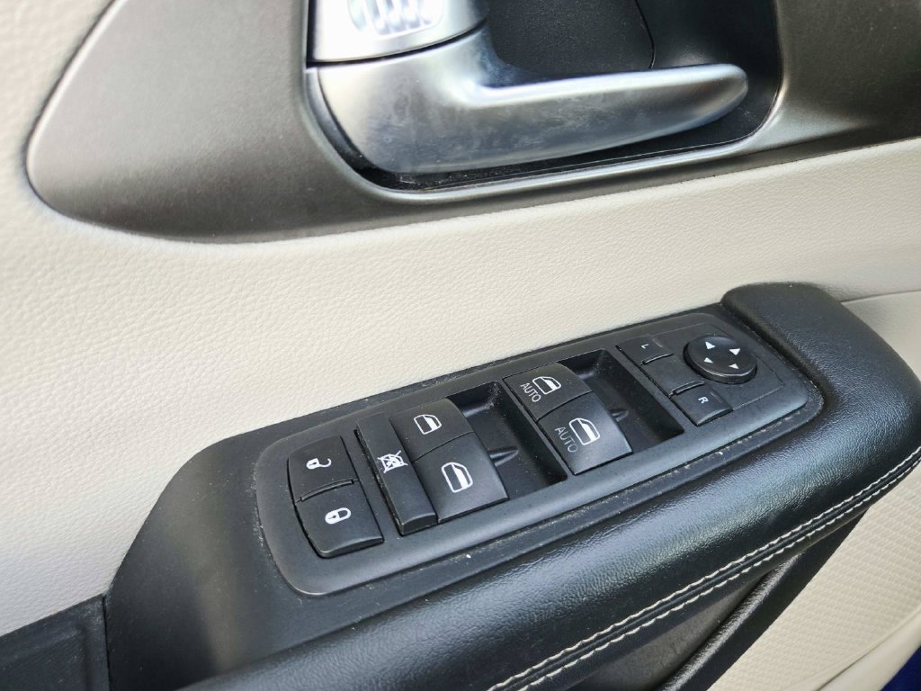 Used 2021 Chrysler Pacifica Touring-L FWD image 38