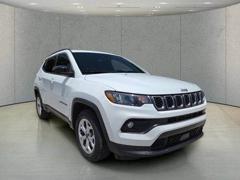 Used 2025 Jeep Compass Latitude AWD/4WD image 13