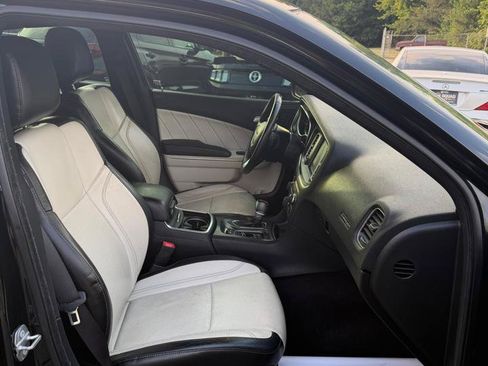 Used 2017 Dodge Charger SXT w/ AWD Premium Group image 17